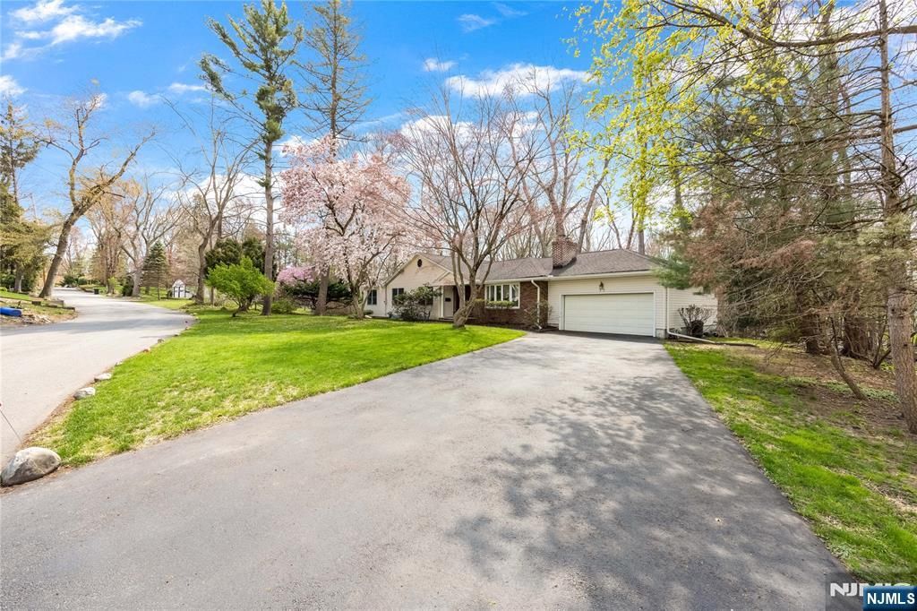 Photo of 11 Sunset Road, Demarest, NJ 07627 (MLS # 26010679)