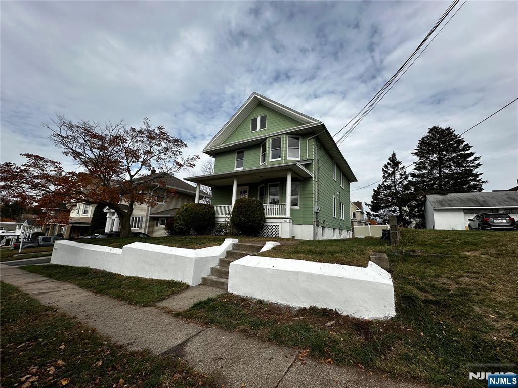 Main image without alt text