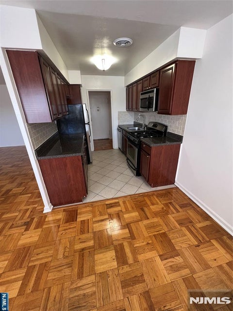 Photo of 2175 HUDSON TER #5-B, Fort Lee, NJ 07024 (MLS # 26039046)