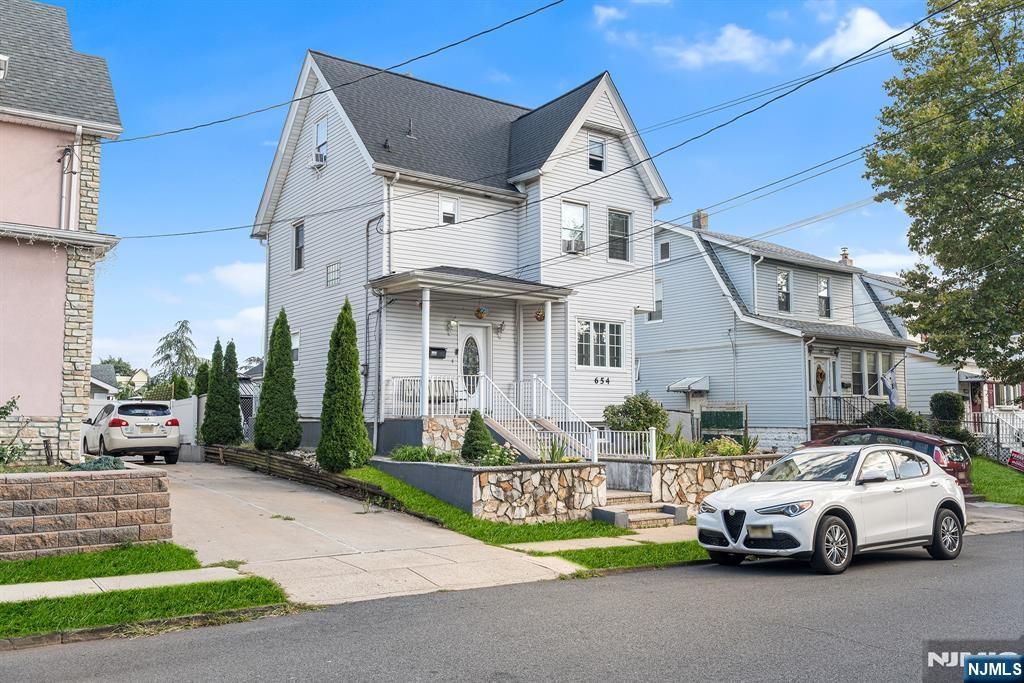 Photo of 656 Devon Street, Kearny, NJ 07032 (MLS # 26013373)