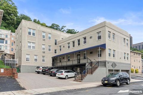 Photo of 280 Undercliff Ave #7, Edgewater, NJ 07020 (MLS # 25026991)