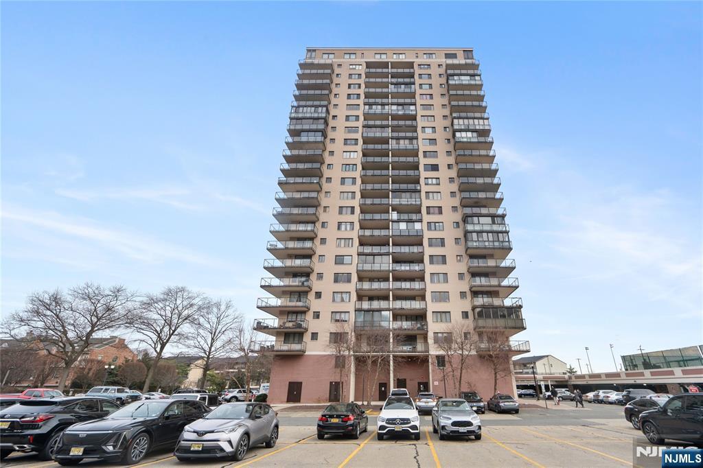 1203 River Rd 11E, Edgewater, New Jersey - 2 Bedrooms  
2 Bathrooms  
5 Rooms - 