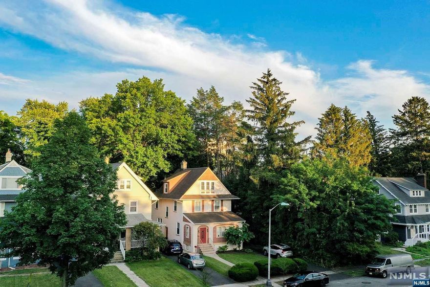 Stunning 6 bedroom colonial in the heart of Dodd town. This beautiful home boasts 3 bathrooms, FULL finished basement, large laundry room, spacious bedrooms with ample closet space. Minutes from the multi-million dollar Brick church development, this property is not only a commuters dream, residents are minutes form Montclair's shopping and eatery scene, multiple parks and highways all while nestled in the most desirable East Orange suburb.