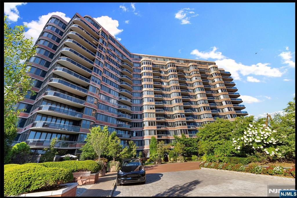 100 Carlyle 11L-N, Cliffside Park, New Jersey - 2 Bedrooms  
3 Bathrooms  
7 Rooms - 