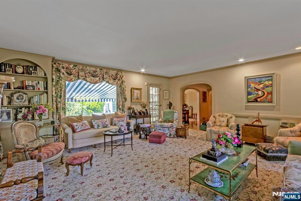 48 S Woodland Street