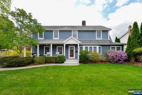 Photo of 6 Long Avenue, Mahwah, NJ 07430 (MLS # 26011845)