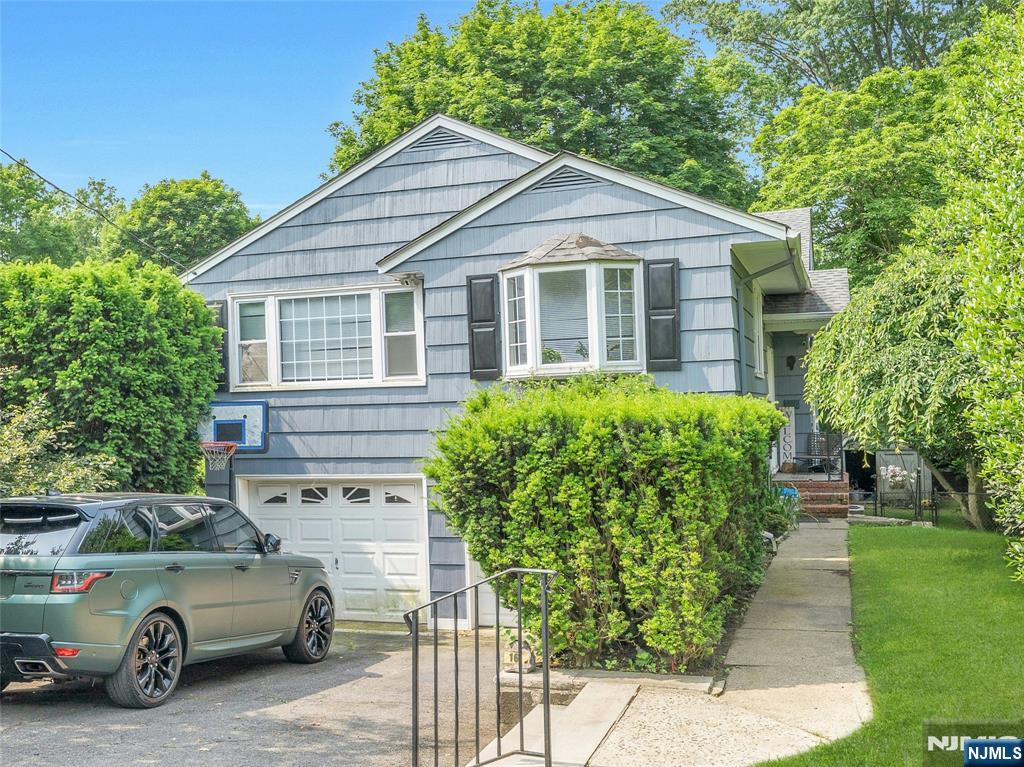 106 Hillside Avenue, Cresskill, New Jersey - 4 Bedrooms  
2 Bathrooms  
10 Rooms - 