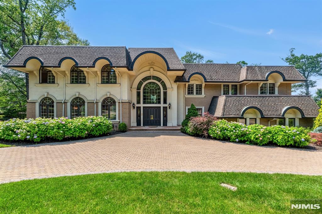 82 Jackson Drive, Cresskill, New Jersey - 6 Bedrooms  
6.5 Bathrooms  
13 Rooms - 