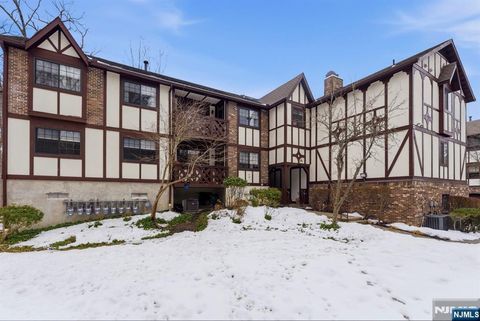 Photo of 2309 Hemingway Lane #2309, Mahwah, NJ 07430 (MLS # 26004557)