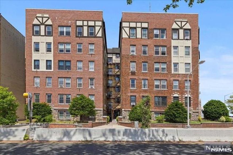 WELCOME TO MELROSE HALL CONDOS! IMMACULATE WELL MAINTAINED 1 BR 1FB CONDO ON THE FAMED BLVD EAST! SUPER EASY AND SUPER FAST COMMUTE TO MANHATTAN (15-20 MIN!) BUSSES TO NYC ARE A FEW STEPS FROM THE BUILDING; FREE FERRY SHUTTLE FOR THE 10 MIN FERRY RIDE TO NYC; SITUATED ON SCENIC BOULEVARD EAST WITH VIEWS OF NYC AND HUDSON RIVER; PARKING SPOTS FOR FEE AVAILABLE ACROSS STREET; FREE PLENTIFUL STREET PARKING; CLOSE TO MANY GREAT SHOPS AND EATERIES; THE PROMENADE TO STROLL WITH VIEWS OF NYC ACROSS STREET; ONE BEDROOM ONE BATH WITH VIEWS OF NYC FROM WINDOWS; LOTS OF NATURAL LIGHT! NEWLY PAINTED AND HARDWOOD FLOORS NEWLY SANDED AND POLISHED! UPDATED BATH; KITCHEN FEATURES STAINLESS APPLIANCES. LAUNDRY ON SITE; ELEVATOR BUILDING OR TAKE THE STAIRS AS WELL. 3RD FLOOR; BEST LOCATION FOR COMMUTERS OR IF YOU WORK IN THE AREA!