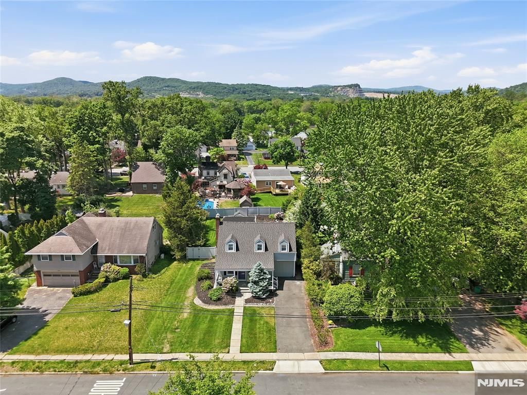 Photo of 926 Lincoln Avenue, Pompton Lakes, NJ 07442 (MLS # 26010237)