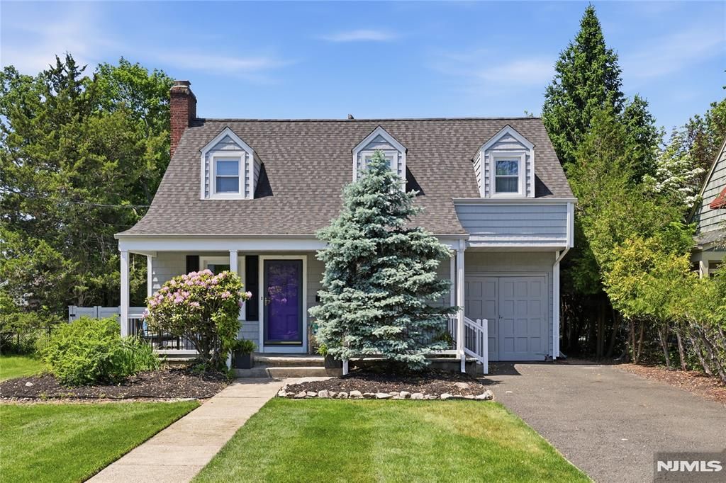Photo of 926 Lincoln Avenue, Pompton Lakes, NJ 07442 (MLS # 26010237)