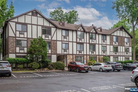 Photo of 1406 Faulkner Court, Mahwah, NJ 07430 (MLS # 26019029)