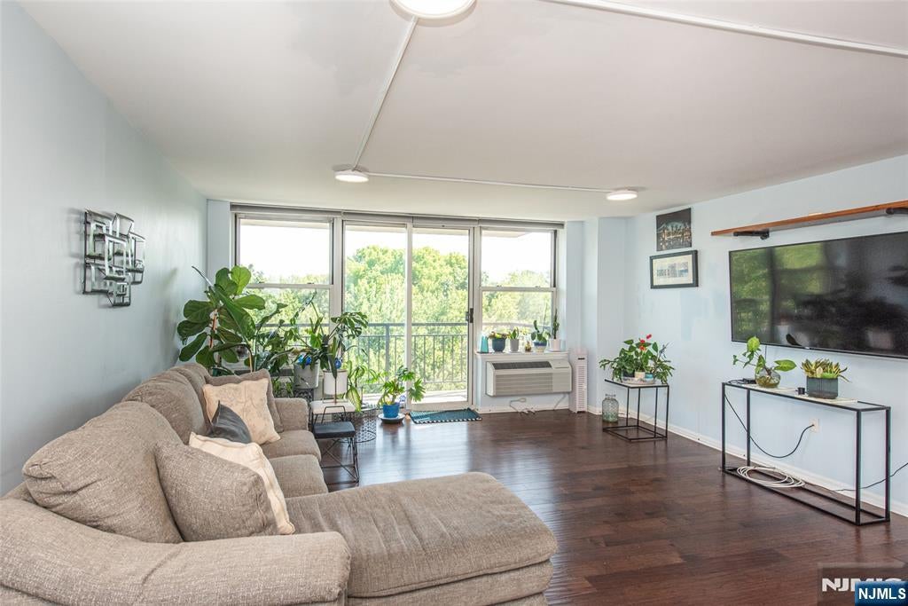 300 Main Street 707