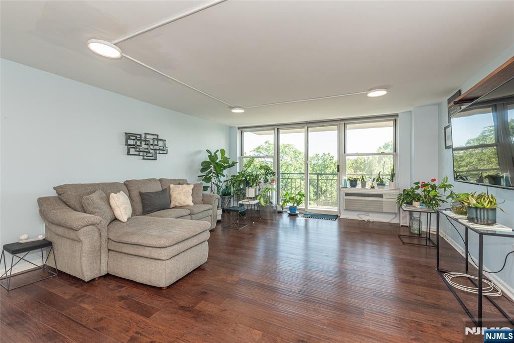 300 Main Street 707