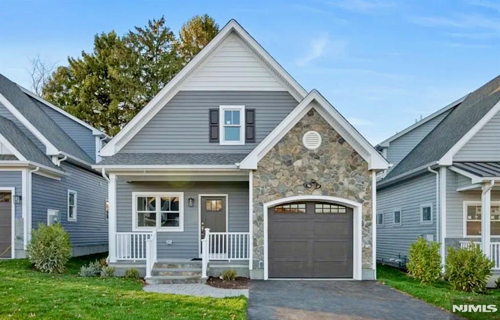 Property for Sale at 5 Banks Drive, Boonton Town, New Jersey - Bedrooms: 2 
Bathrooms: 3 
Rooms: 10  - $699,000