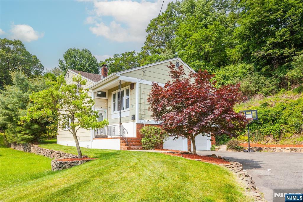 31 Shelley Terrace, West Orange, New Jersey - 4 Bedrooms  
3 Bathrooms  
8 Rooms - 