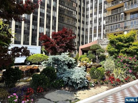 Photo of 300 Winston Dr #1423, Cliffside Park, NJ 07010 (MLS # 25024577)