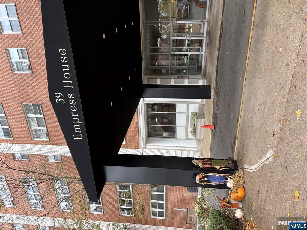 39 E 39th Street 617