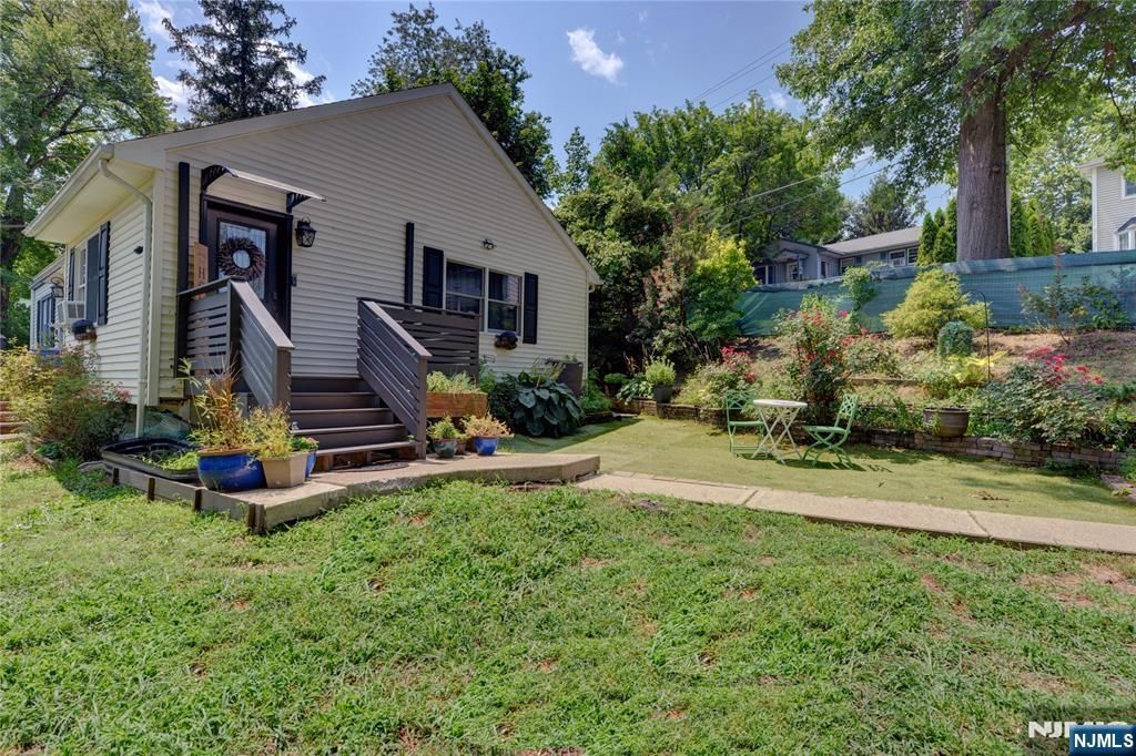 Photo of 34 N Railroad Ave, Mahwah, NJ 07430 (MLS # 25026606)