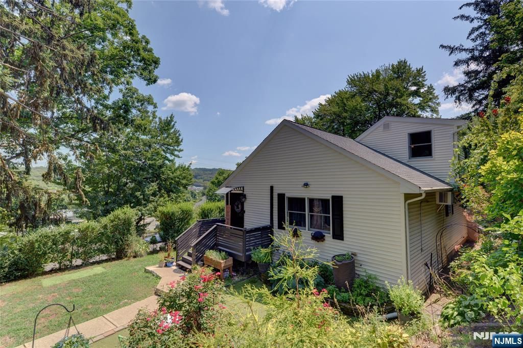 Photo of 34 N Railroad Ave, Mahwah, NJ 07430 (MLS # 25026606)