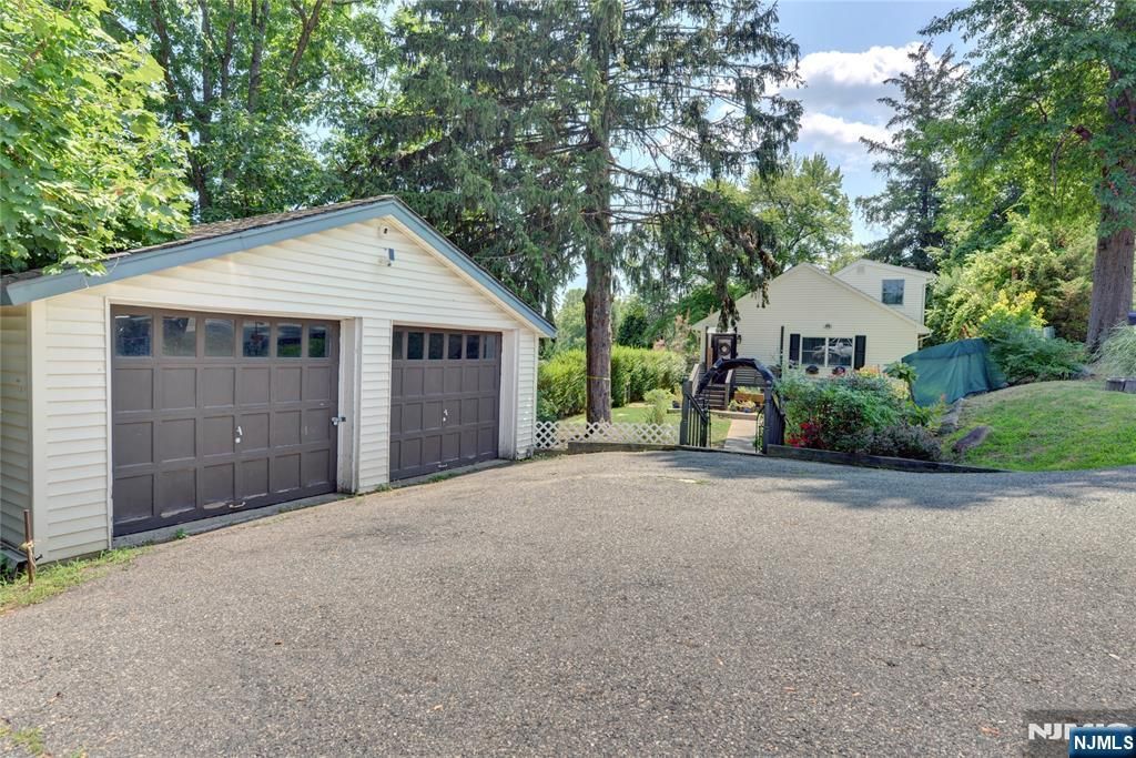 Photo of 34 N Railroad Ave, Mahwah, NJ 07430 (MLS # 25026606)