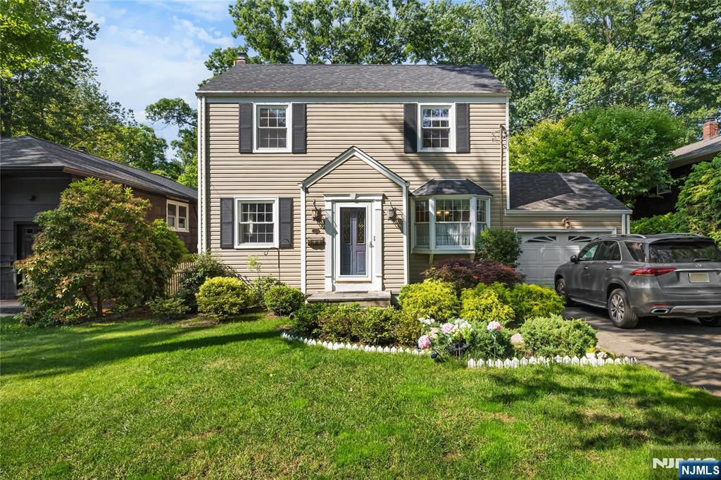 312 Wales, River Edge, New Jersey - 4 Bedrooms  
3 Bathrooms  
12 Rooms - 