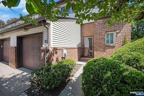 Photo of 22 Hampton Court #422, Twp of Washington, NJ 07676 (MLS # 26018371)