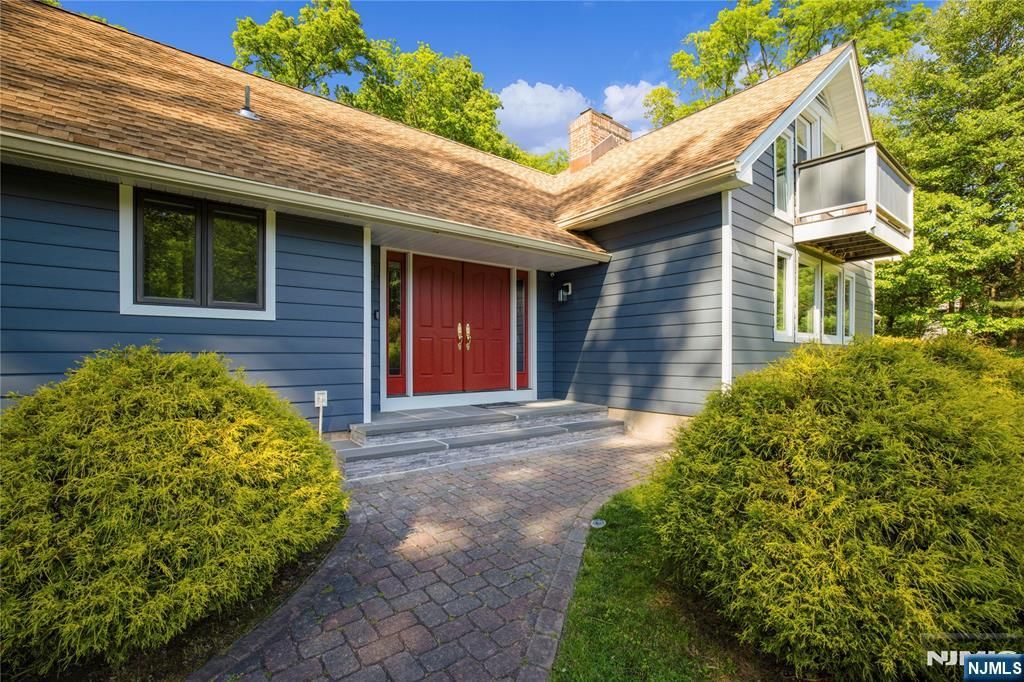 Photo of 15 Candlestick Lane, Upper Saddle River, NJ 07458 (MLS # 26001240)