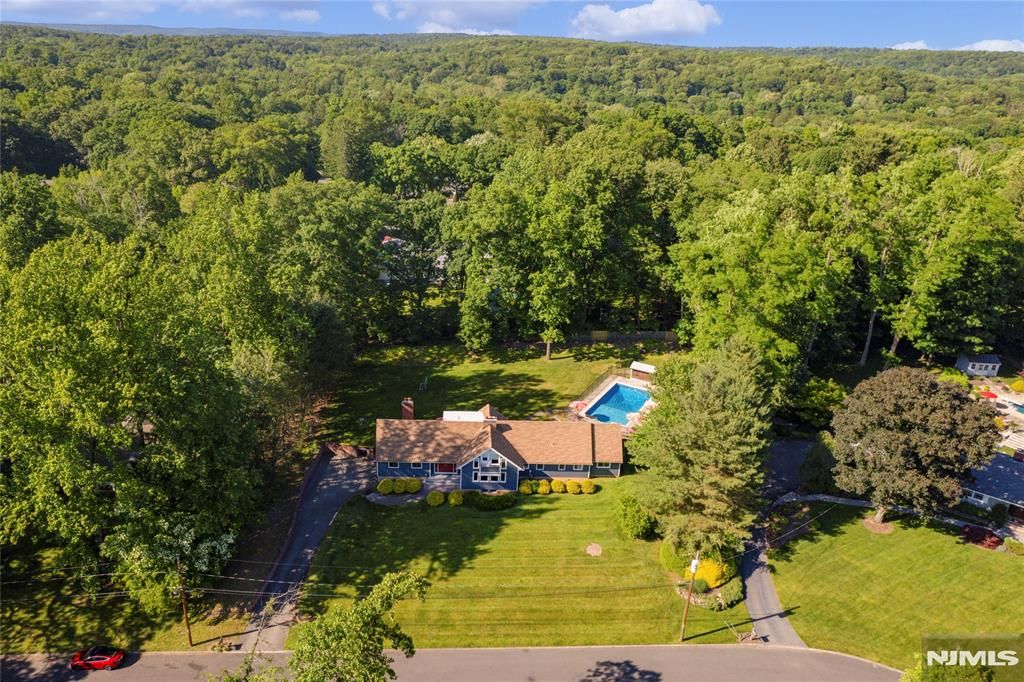 Photo of 15 Candlestick Lane, Upper Saddle River, NJ 07458 (MLS # 26001240)