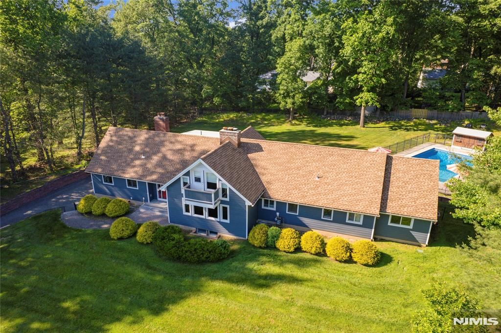 Photo of 15 Candlestick Lane, Upper Saddle River, NJ 07458 (MLS # 26001240)