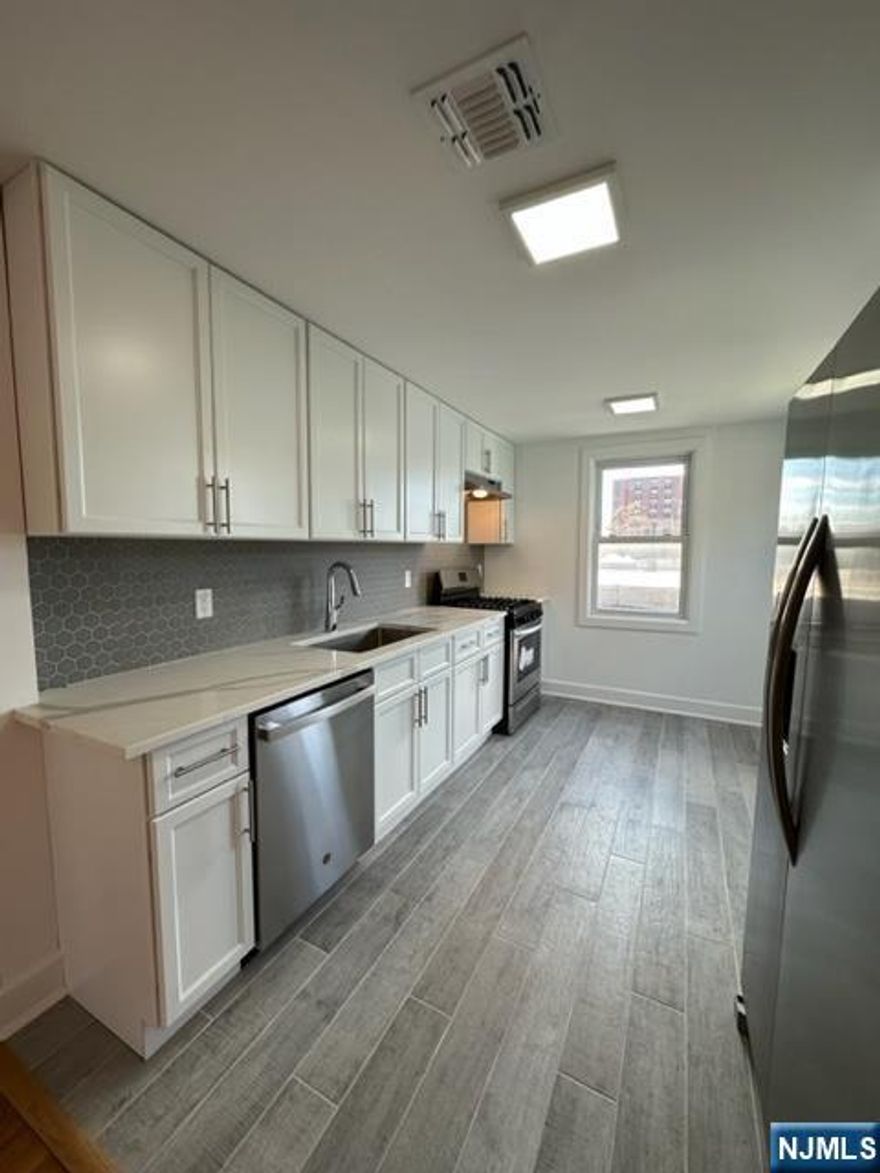 Fabulously renovated 2 bedroom, 1 bathroom unit in the booming Riverview Arts District! This apartment boasts quartz countertops, custom cabinetry, stainless steel appliances, and a washer/dryer. Conveniently located near the 100 Steps and 2nd Street Light Rail, you will enjoy restaurants, bars, shopping, farmers market, festivals and Riverview Park. Easy access to NYC via bus to Port Authority in less than 30 minutes. Dogs and cats ok! Parking available nearby for an additional fee