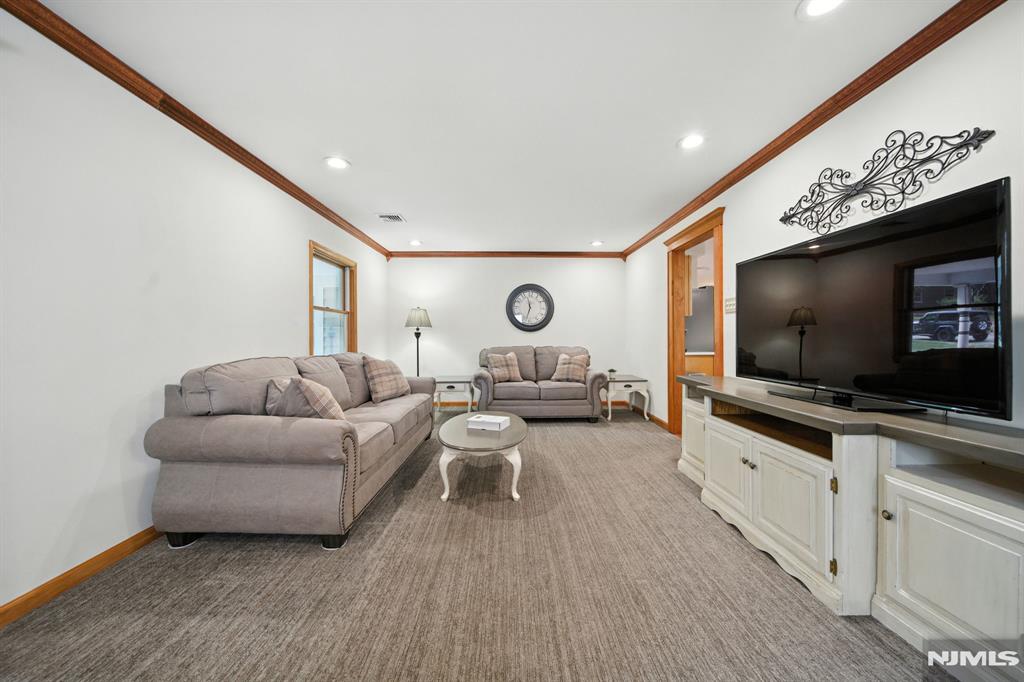 53 W Summit Avenue