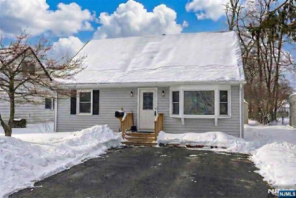 Photo of 68 Central Avenue, Pompton Lakes, NJ 07442 (MLS # 26003202)