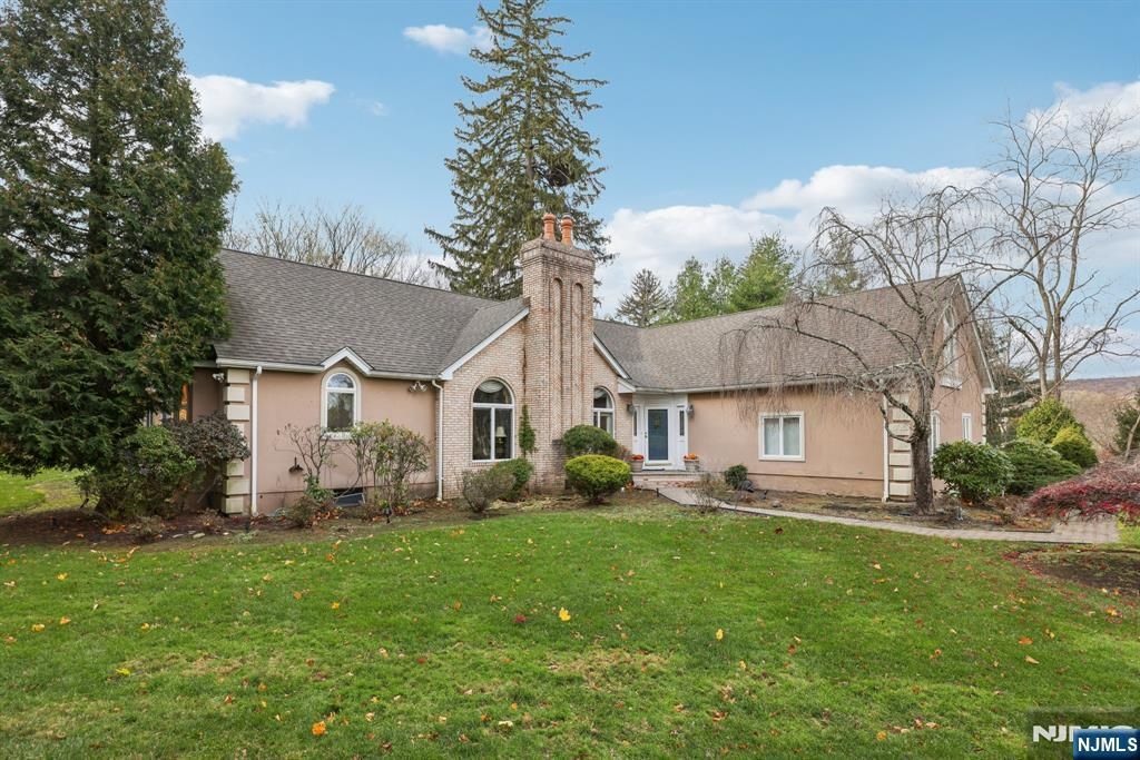 Photo of 2 Crocker Mansion Drive, Mahwah, NJ 07430 (MLS # 25039190)