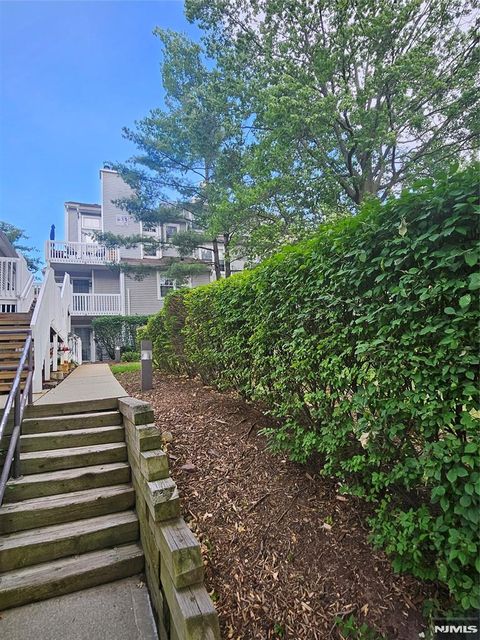 Photo of 2 Fox Run Dr, Englewood, NJ 07631 (MLS # 26023239)