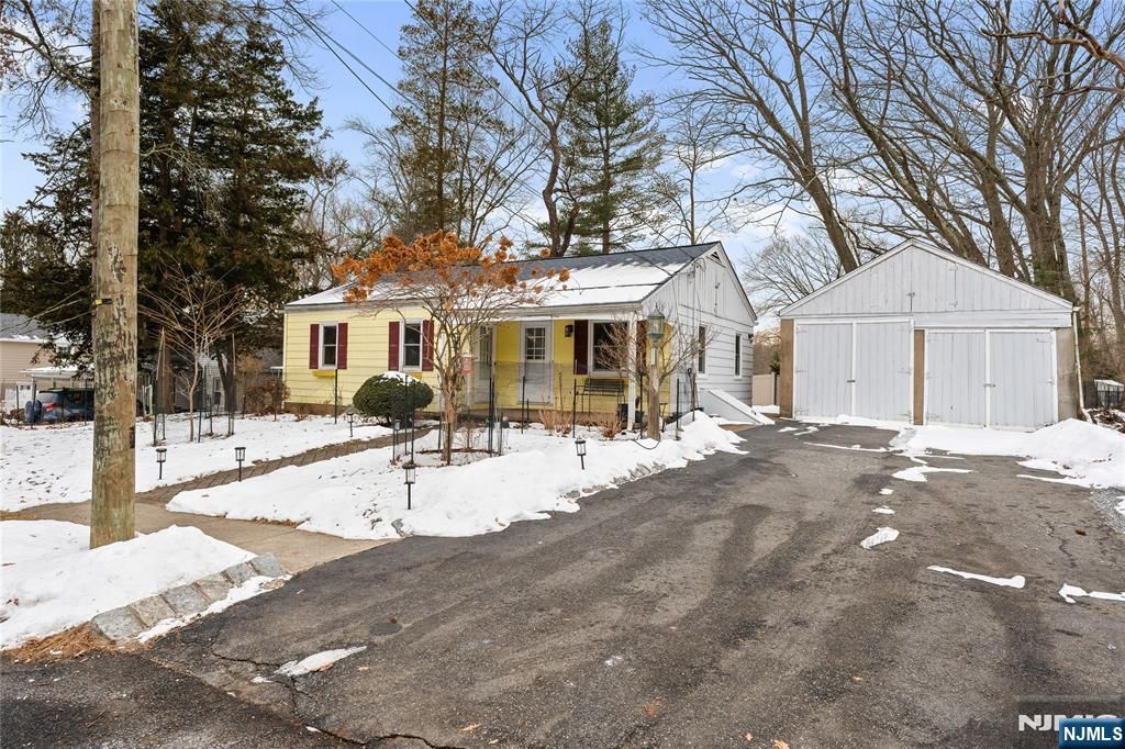 Photo of 23 Lindy Place, Old Tappan, NJ 07675 (MLS # 26000281)