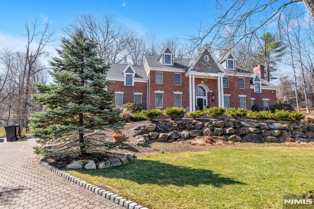 Photo of 18 Sunflower Drive, Upper Saddle River, NJ 07458 (MLS # 26008117)