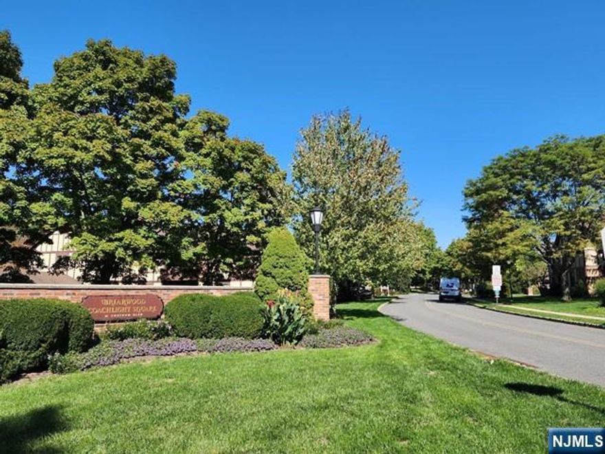 A quiet and cozy condo Enjoy the changing seasons here. The bathroom was updated. There is public transportation nearby. *Kitchen/ new dishwasher *Bathroom/ new vanity & update *NEW washer *New air-conditions *1152 sq.ft.