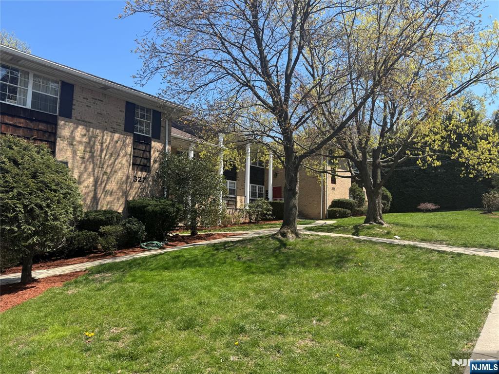 337 Fort Lee Rd 1D, Leonia, New Jersey - 2 Bedrooms  
2 Bathrooms  
5 Rooms - 