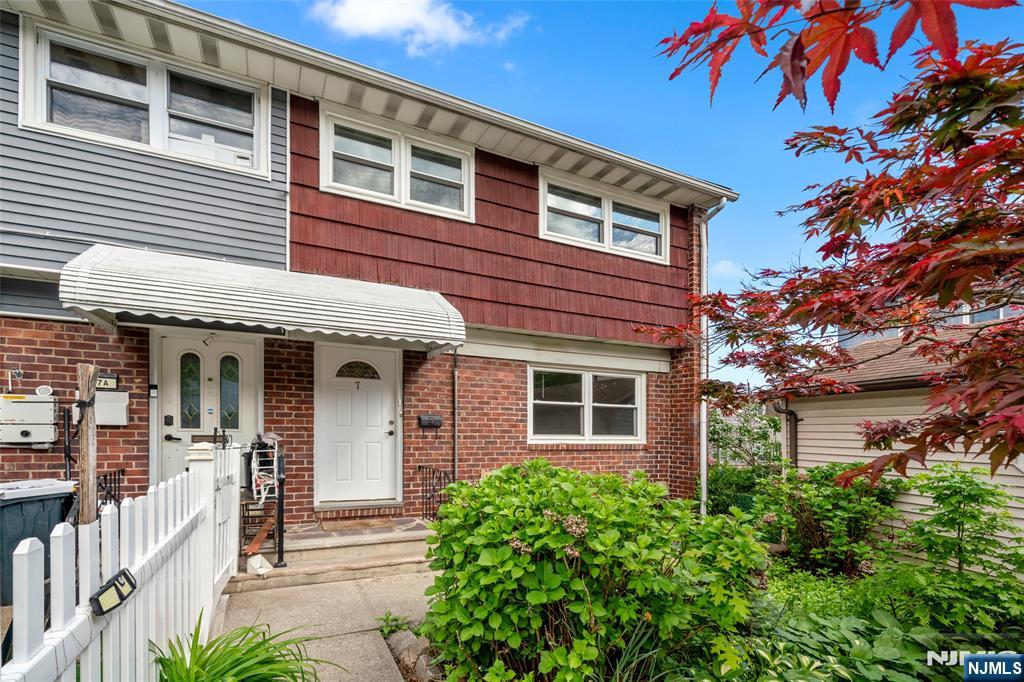 Rental Property at 7 Edgewater Pl, Edgewater, New Jersey - Bedrooms: 3 
Bathrooms: 1 
Rooms: 9  - $3,700 MO.