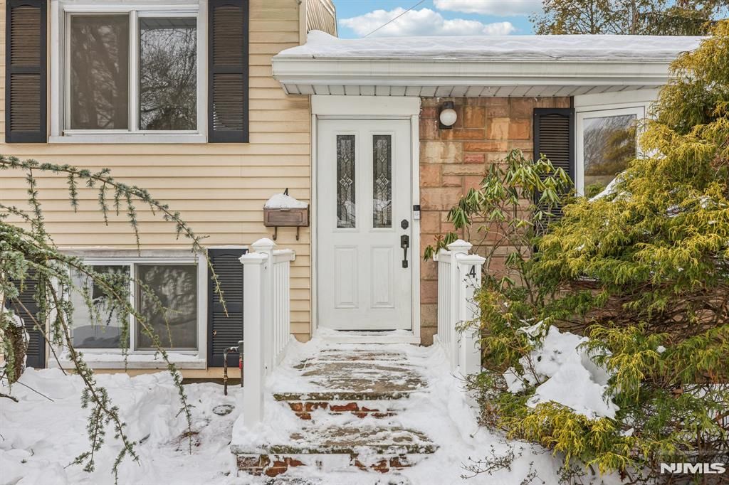 Photo of 4 Lockwood Lane, Closter, NJ 07624 (MLS # 26001689)