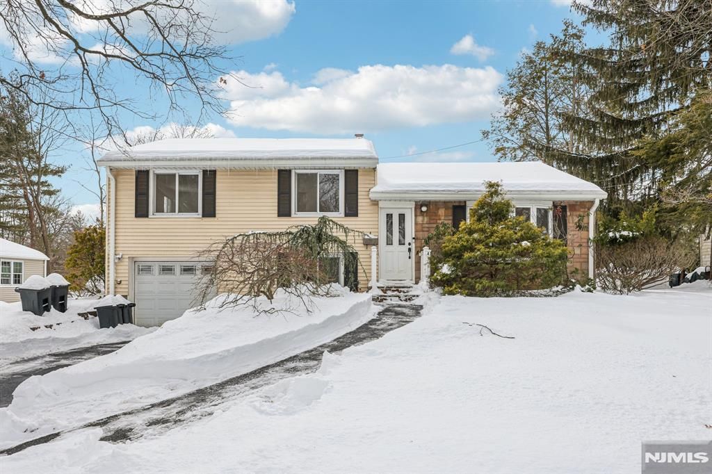 Photo of 4 Lockwood Lane, Closter, NJ 07624 (MLS # 26001689)