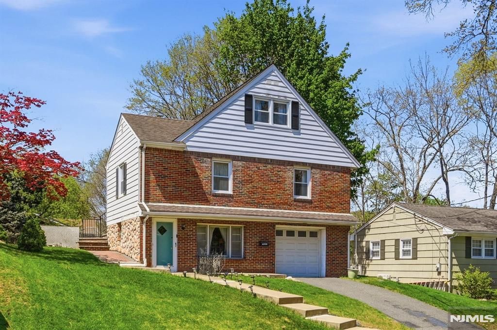 Photo of 31 Dacotah Avenue, Oakland, NJ 07436 (MLS # 26014045)