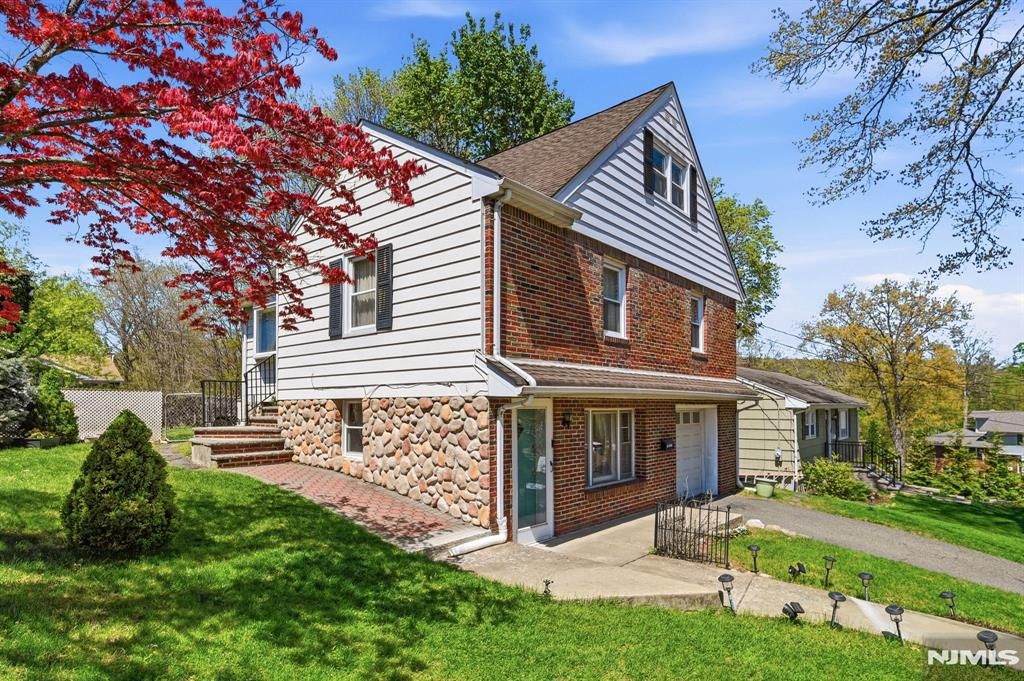 Photo of 31 Dacotah Avenue, Oakland, NJ 07436 (MLS # 26014045)