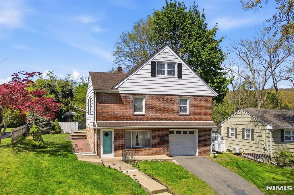 Photo of 31 Dacotah Avenue, Oakland, NJ 07436 (MLS # 26014045)