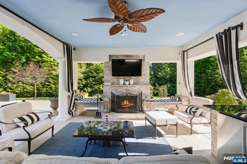 354 W Grand Avenue