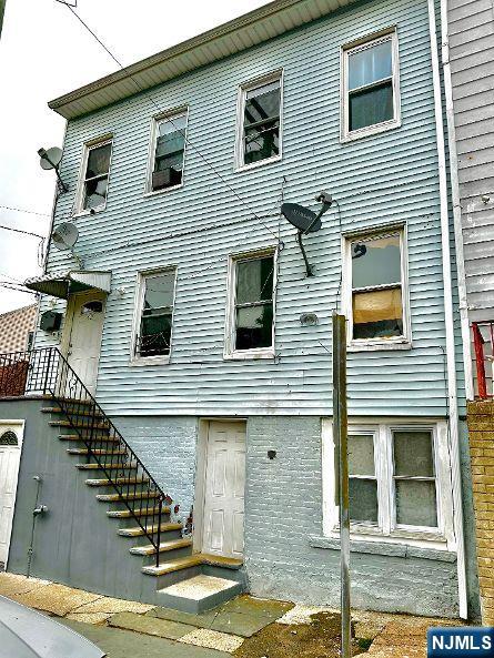 62 Albion Avenue, Paterson, New Jersey - 5 Bedrooms  
3 Bathrooms  
12 Rooms - 