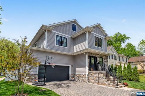 Photo of 230 Park Avenue, Teaneck, NJ 07666 (MLS # 26023683)