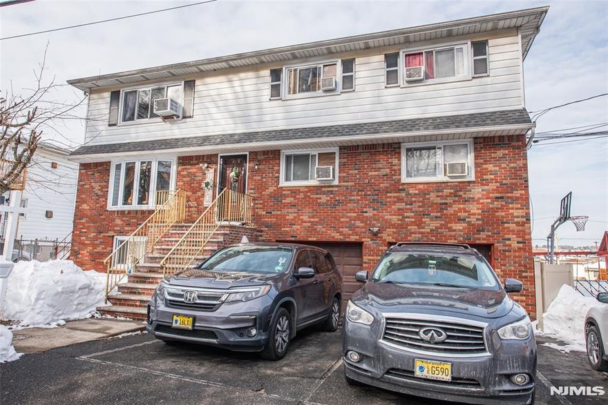 Spacious three bedroom two bathroom apartment offering a well designed layout with generous living space and comfortable room sizes. The home provides a practical flow ideal for everyday living, entertaining, or work from home needs. Parking is included. Conveniently located in Woodland Park near local shopping, dining, parks, and major transportation routes, offering easy access to surrounding areas. A great opportunity to enjoy comfort, space, and convenience in a desirable residential setting.